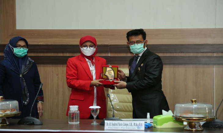 Foto : Mentan SYL Saat menghadiri puncak peringatan dies natalis Fakultas Hukum Universitas Hassanudin.