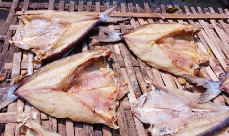 Tulang ikan asin jambal roti juga memiliki banyak penggemar. (Nicko/PanganNews.id)