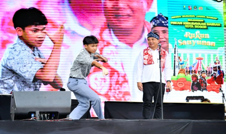 Pj. Gubernur Jawa Barat Bey Machmudin menghadiri Puncak Riksa Budaya Jabar yang berkolaborasi dengan Pekan Kebudayaan Daerah Kota Bogor di Alun - Alun Kota Bogor, Rabu (11/12/2024). (Foto: Humas Jabar)