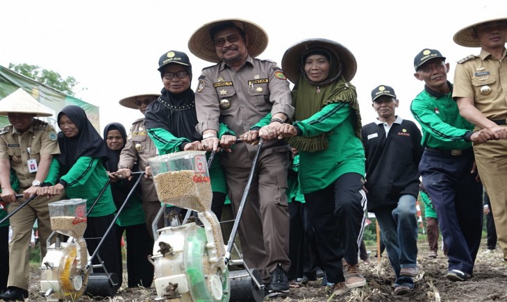 Mentan SYL Menggelar Penanaman Kedelai di Desa Candirejo, Kecamatan Senin, Kabupaten Gunungkidul, DIY. (Foto : Dok. Kementan)
