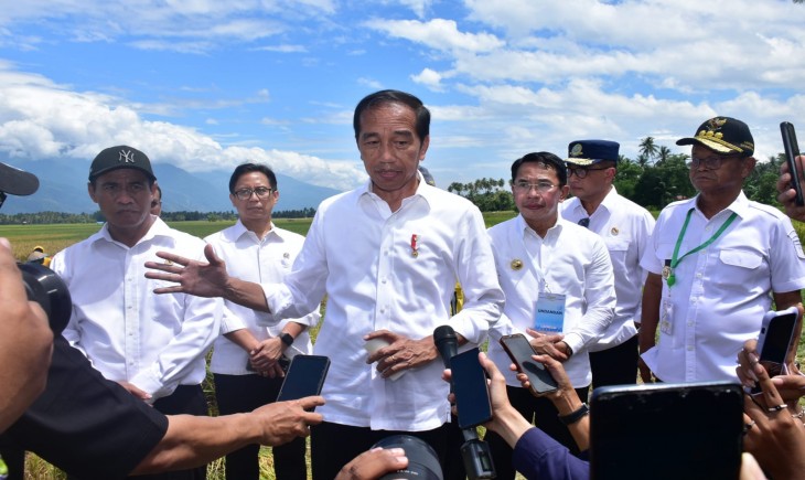 Presiden Jokowi pada kunjungan tersebut di lahan pertanian Desa Pandere, Kecamatan Gumbasa, Kabupaten Sigi, Sulawesi Tengah, Sulawesi Tengah, Rabu (27/3/2024). (Foto: Dok. Kementan)