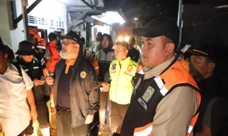 Foto: Bupati Bogor Rudy Susmanto turun langusng meninjau lokasi bencana longsor di Kecamatan Megamendung dan Kecamatan Cisarua, Kabupaten Bogor, Sabtu (5/7).