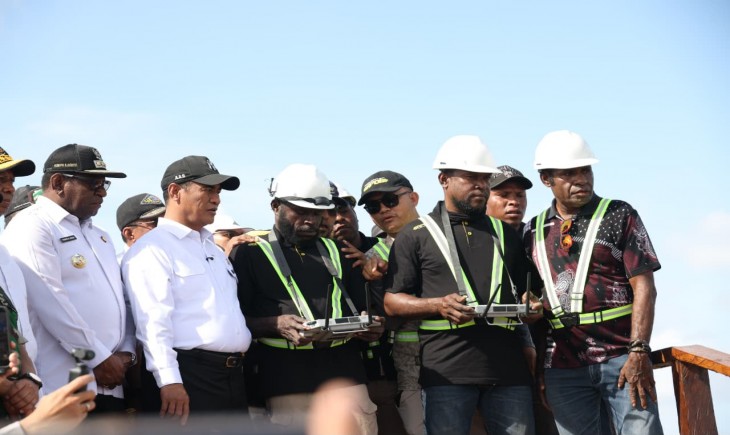 Menteri Pertanian (Mentan) Andi Amran Sulaiman bersama petani muda Papua. (Foto : Kementan)