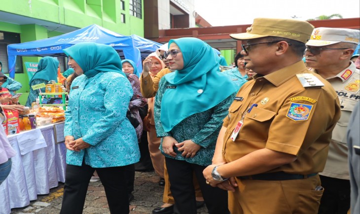 Pj Wali Kota Bekasi Gani Muhamad meninjau Gerakan Pangan Murah. (Pemkot Bekasi)