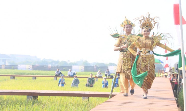 Masyarakat soreang meramaikan acara Gebyar Perbenihan Tanaman Pangan Nasional ke IX, Sabtu 27 Juli 2024. (Foto: Dok. Kementan)