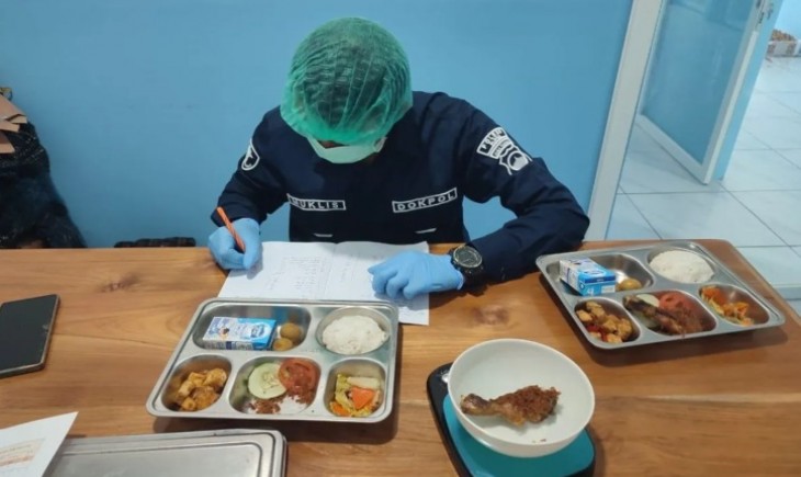 Petugas Dokpol melakukan pemeriksaan dan pencatatan sampel menu MBG sebagai bagian dari proses pengawasan dan pendokumentasian kualitas makanan sebelum didistribusikan. (Foto: ANTARA/HO-Biddokes Polda Jateng)