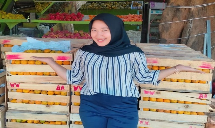 Afifatus Sholikhah (23) berada depan toko buah miliknya . (istimewa)