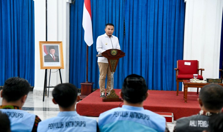 Penjabat Gubernur Jawa Barat, Bey Machmudin, mengukuhkan sebanyak 50 orang yang tergabung dalam Forum PAKSIAPI di Aula Barat Gedung Sate Kota Bandung, Kamis (30/01/2025). (Foto :Angga Yogaswara)