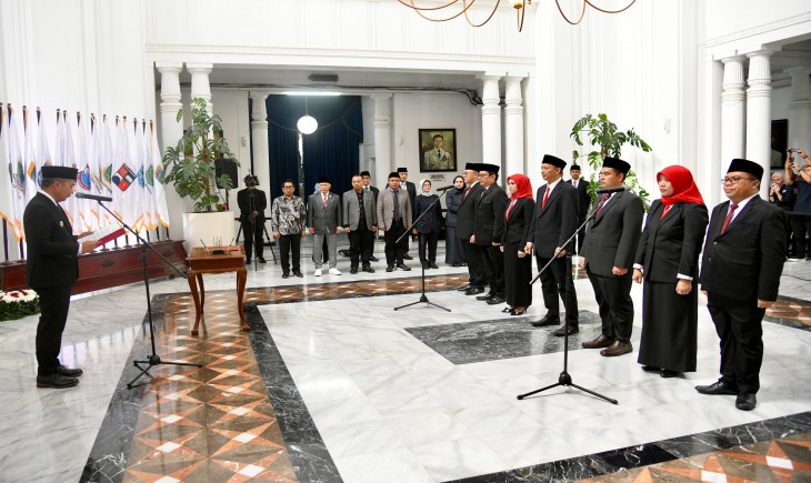 Pj Gubernur Jawa Barat Bey Machmudin melantik anggota Komisi Penyiaran Indonesia Daerah Provinsi Jawa Barat periode 2024-2028 di Gedung Sate, Kota Bandung, Selasa (31/12/2024).