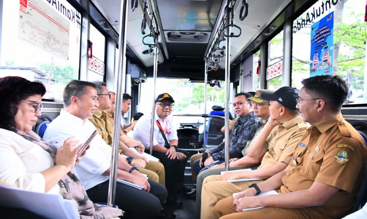 Penjabat Gubernur Jawa Barat Bey Machmudin menjajal transportasi publik Bus Rapid Transit (BRT) Bandung Raya, Senin (4/11/2024). (Foto: Yogi Prayoga/Biro Adpim Jabar)