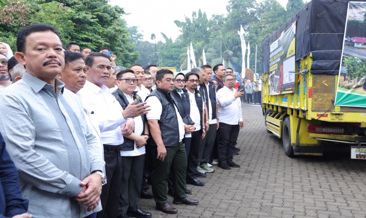 Mentan Amran saat melepaskan bantuan Kementan Peduli Bencana Aceh, Sumut, Sumbar di Kanpus Kementan, Kamis(4/12/25). (Foto: dok. Kementan)