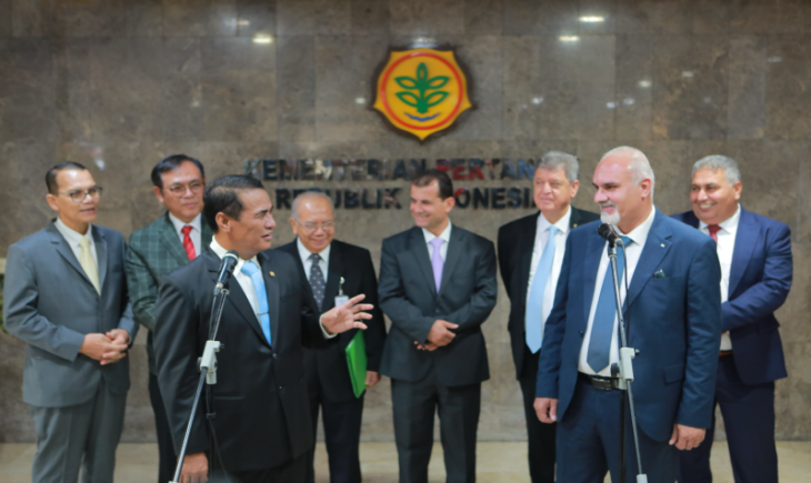 Penuh Persahabatan, Usai Bilateral Meeting, Mentan Amran Antar Mentan Palestina ke Tempat Inap. (Foto: dok kementan)