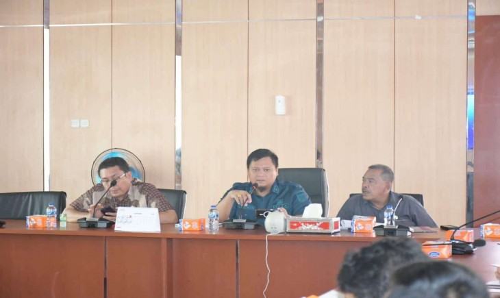Sekda Banyuasin Erwin Ibrahim memimpin rapat pembentukan satgas program makan siang bergizi gratis, Jumat (8/8/2025). (Foto: Humas Pemkab Banyuasin)