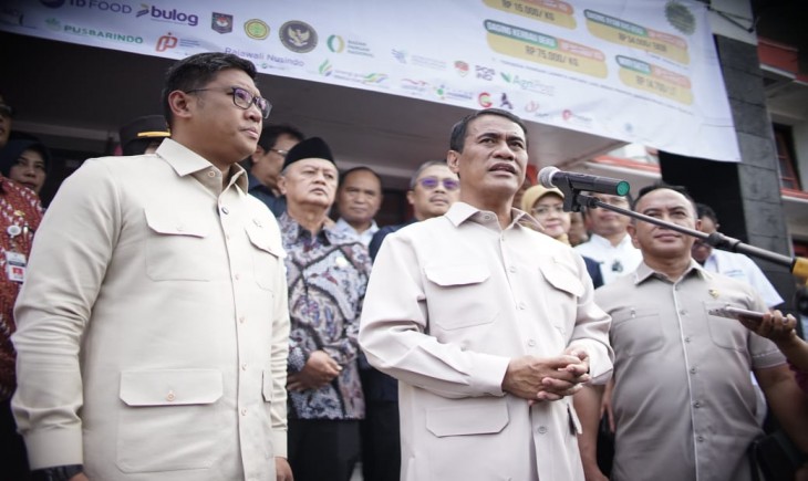 Mentan Amran dan Wamentan Sudaryono melakukan pemantauan langsung terhadap Operasi Pasar Pangan Murah yang digelar di Kantor Pos Kota Magelang, Jawa Tengah, pada Selasa (25/2/2025). (Foto: dok. Kementan)
