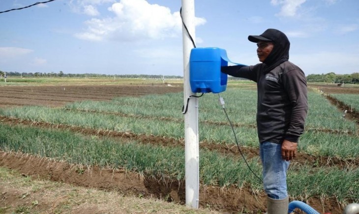 Petani sedang menyalakan teknologi electrifying agriculture (Istimewa)