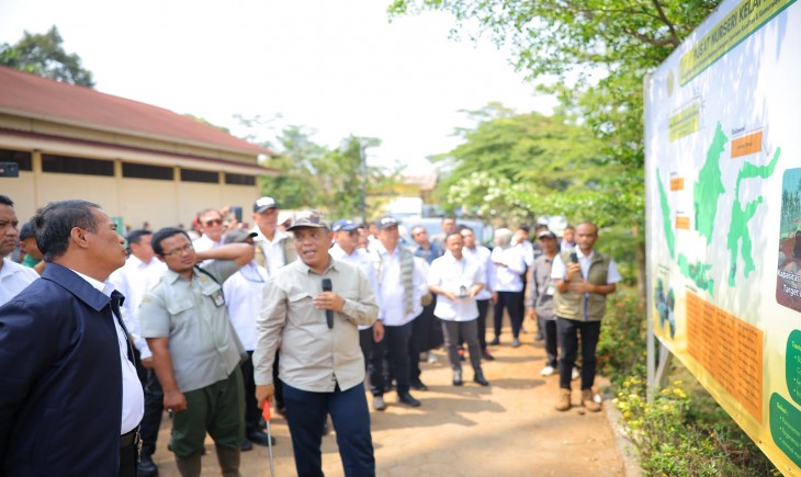 Menteri Pertanian (Mentan) Andi Amran Sulaiman saat meninjau nursery kelapa di Kabupaten Batang, Jawa Tengah, Kamis (30/7).