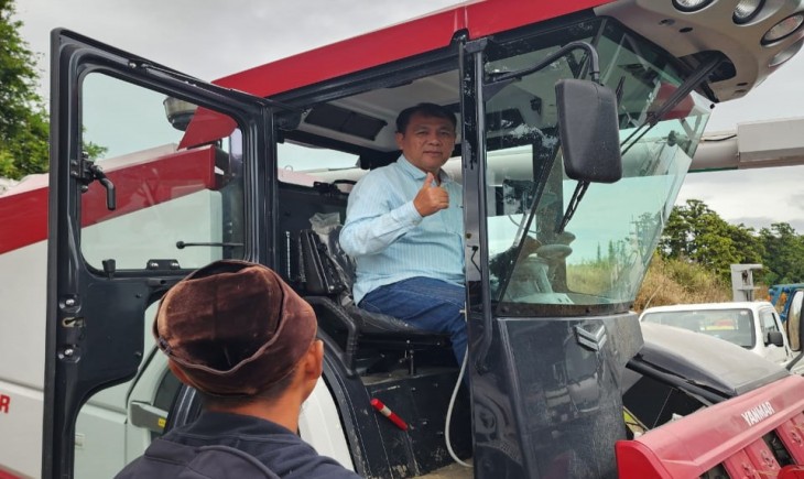 Foto : Dr. Sam Herodian Staff Khusus Kementan mengunjungi ke salah satu petani paditerkemuka di Ibaraki, Jepang. Untuk mempelajari teknologi mekanisasi pertanian modern.