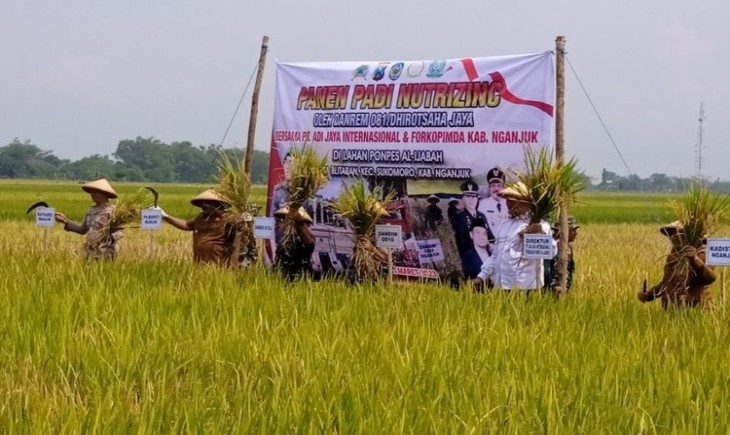 Kepala BNN Temanggung persama pemerintah setempat menebar benih ikan di Sungai Lutut. Sumber (Foto Humas Pemkab Temanggung)
