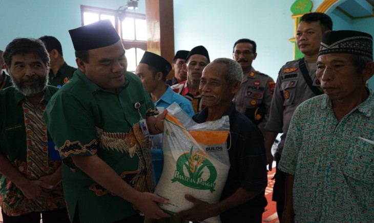 Warga Blora dapat bantuan pangan. (IST)