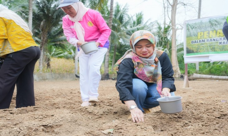 Foto: Kementan Bersama Pemda Tanam Padi Gogo di Pekarangan Kantor