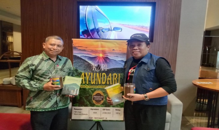 M. Samsul Arifin bersama Syarif Imam Hidayat memperlihatkan Novel 'Kopi Ayundari: Menemukan Cinta di Bumi Perkebunan'. (kominfo.jatimprov.go.id)