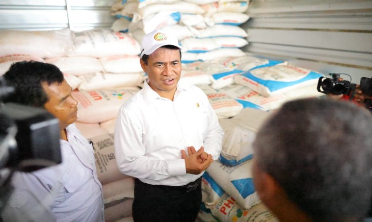 Mentan Amran melakukan inspeksi mendadak ke kios pupuk Indo Tani 3 di Sukamandi, Kabupaten Subang, Rabu (12/11/2025). (Foto: dok. Kementan)
