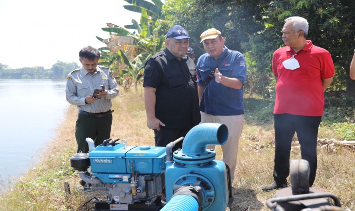Dirjen PSP, Andi Nur Alam Syah turun ke lapangan untuk memberikan solusi terhadap pengairan di Desa Padang Bandung, Kecamatan Dukun, Kabupaten Gresik. (Foto: Dok. Kementan)