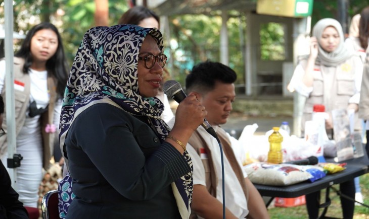 Sekretaris Daerah Kota Bogor, Syarifah Sofiah menghadapi dan memberikan sambutan dalam kegiatan bazar sembako murah (Prokompim Pemkot Bogor)