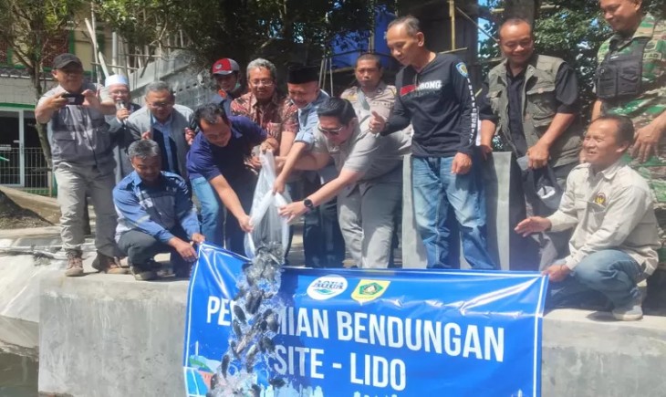 Jaga ekosistem Danau Lido, Bogor, camat dan berbagai pihak tebar ribuan ekor ikan. (Kecamatan Cigombong)