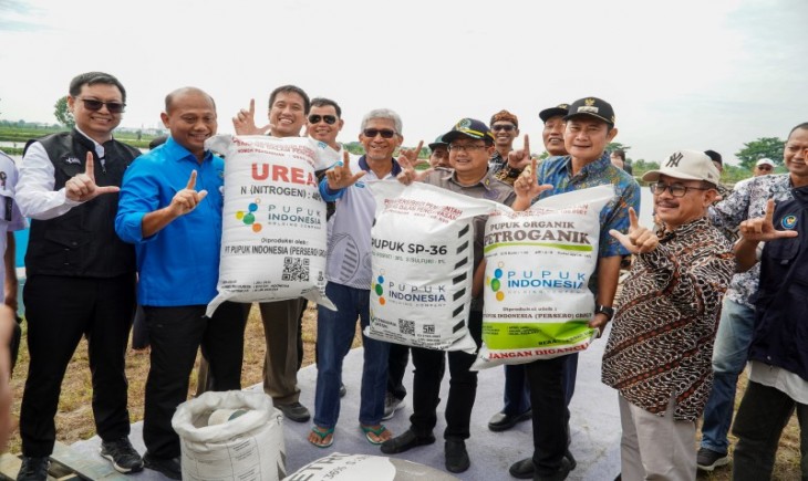 Bupati Lamongan, Yuhronur Efendi (dua dari kanan) saat hadir pada sosialisasi dan simulasi penebusan pupuk bersubsidi sektor perikanan, di UD Tani Jaya Desa Sukorejo Kecamatan Turi, Minggu (21/12/2025). (Foto: Pemkab Lamongan)