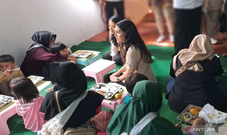 Wamendukbangga Ratu Isyana Bagoes Oka (berbaju cokelat) saat ikut mendistribusikan makan bergizi gratis di Posyandu Dahlia, Kelurahan Susukan, Kecamatan Ciracas, Jakarta Timur, pada Jumat (10/1/2025). (Foto : Antara/Lintang Budiyanti Prameswari)