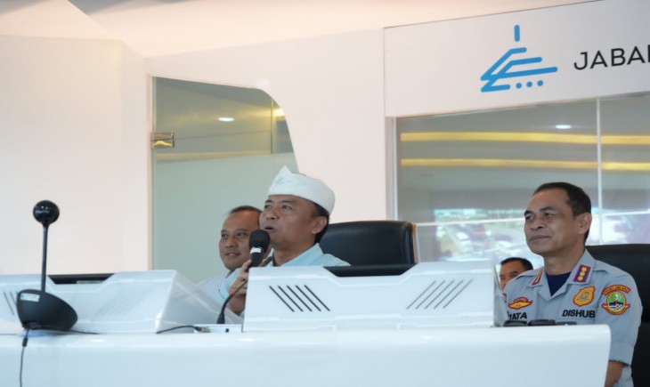 Foto: Sekdaprov Jabar Herman Suryatman memonitor kondisi lalu lintas di sejumlah titik berpotensi macet lewat konferensi video bersama petugas Dinas Perhubungan Jabar yang tersebar di lapangan.