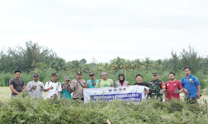 Penanaman 1.200 bibit pohon berlangsung di Desa Sungai Loban, Kecamatan Sungai Loban, Kabupaten Tanah Bumbu Provinsi Kalimantan Selatan, Senin (11/3). (Foto: Dok. ARM HA-IPB)