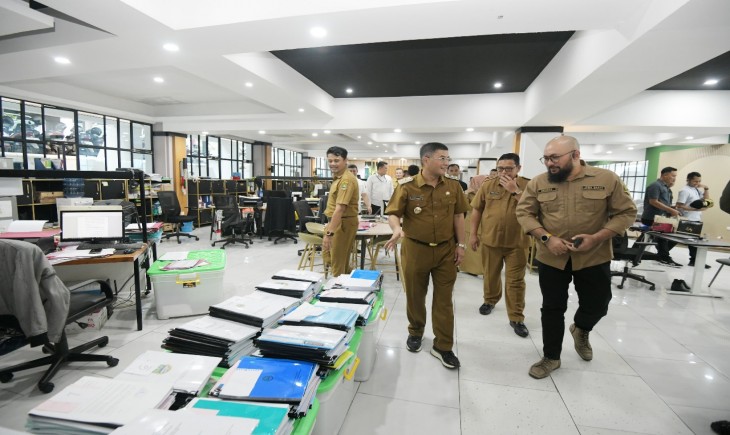Wakil Gubernur Jawa Barat, Erwan Setiawan bersilaturahmi dengan para pegawai Sekretariat Daerah Provinsi Jawa Barat di Gedung Sate, Senin (24/2/2025). (Foto : Pipin Sauri - Biro Adpim Jabar)