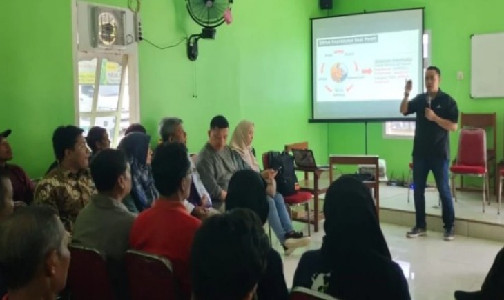 Dosen FKH UNAIR saat menggelar pengabdian masyarakat. (Foto: unair.ac.id/Tim Pengmas)