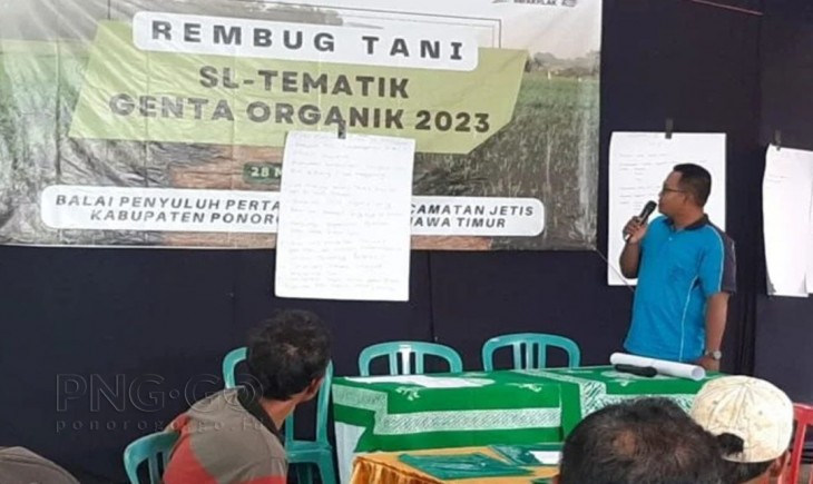 Pemateri sedang memaparkan cara pembuatan pupuk organik kepada para petani (Ponorogo.go.id)