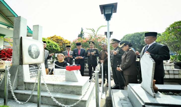 Penjabat Gubernur Jawa Barat Bey Machmudin memimpin upacara peringatan Hari Pahlawan Tingkat Provinsi Jabar 2024 di Lapangan Gasibu, Kota Bandung, Minggu (10/11/2024).(Foto: Biro Adpim Jabar)