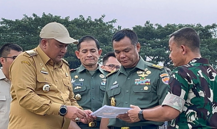 Foto: Wakil Kepala Staf Angkatan Darat Letjen Tandyo Budi Revita, Komandan Pussenkav TNI AD Mayjen Eko Susetyo dan Bupati Bogor Rudy Susmanto, meninjau lokasi lahan di kawasan Stadion Pakansari, Cibinong, Kabupaten Bogor, Jawa Barat, Senin (5/5/2025).