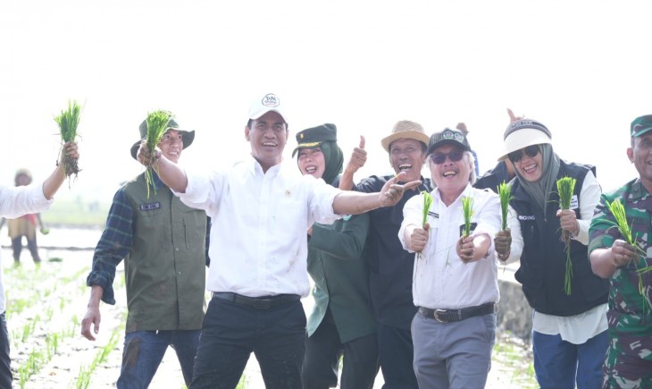 Mentan Amran pada kegiatan Tanam Padi Serentak di Desa Gajah Mekar, Kecamatan Kutawaringin, Kabupaten, Bandung, Provinsi Jawa Barat, Rabu 6/11/23. (Dok. Kementan)