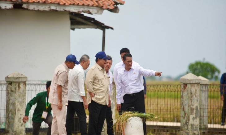 Foto: Presiden Prabowo Pimpin Panen Raya Nasional di Karawang, Swasembada Pangan Resmi Diumumkan.