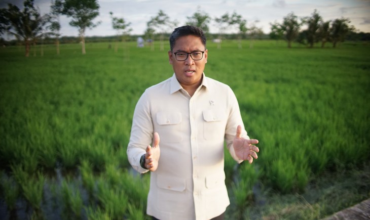 Wamentan Sudaryono melakukan penanaman padi menggunakan alat rice transplanter di Desa Sedahan Jaya, Kecamatan Sukadana, Kabupaten Kayong Utara, Kalimantan Barat, (21/6/2025). (Foto: dok. Kementan)