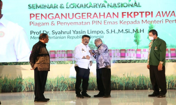Foto : Mentan SYL menerima Penghargaan dari Kampus Pertanian yaitu, Forum Komunikasi Perguruan Tinggi Pertanian Indonesia (FKPTPI)