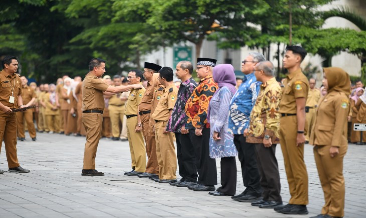 Foto: Pj. Gubernur Jawa Barat Bey Machmudin menjadi pembina apel pagi Sekretariat Daerah (Setda) dan BPKAD Provinsi Jabar di Gedung Sate, Kota Bandung, Senin (4/11/2024).