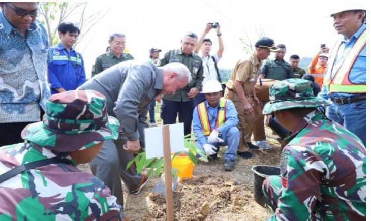 Program penghijauan ini, Gubernur Kaltim Isran Noor,  menginstruksikan agar pohon yang ditanam merupakan tanaman pangan. Terutama dari jenis buah-buahan bernilai ekonomis tinggi. (Diskominfo Prov.Kaltim)
