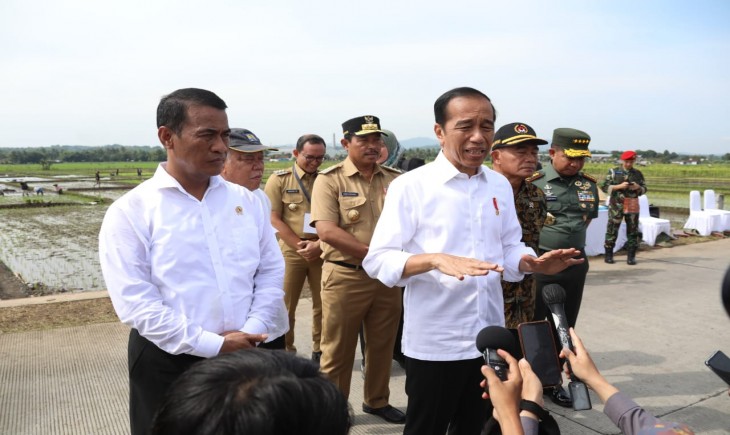 Presiden Jokowi didampingi Mentab Amran memastikan ketersediaan pupuk untuk masa tanam Januari 2024 dalam kondisi aman. (Dok. Kementan)