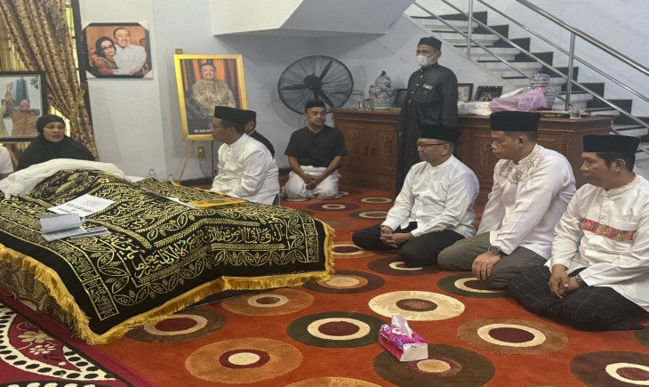 Menteri Pertanian saat bertakziah di rumah duka yang berlokasi di Perumahan SPS, Jalan Kembang Harum Utama D I/19, Kembangan, Jakarta Barat. (Foto: Dok. Kementan)