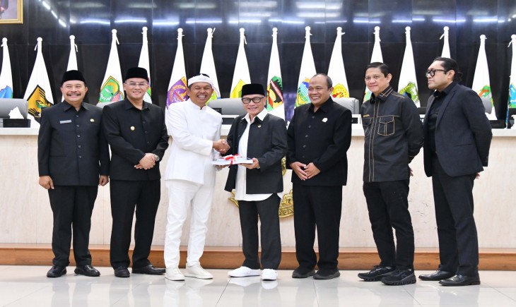 Foto: Gubernur Jabar Dedi Mulyadi menyampaikan LPKJ 2024 dalam rapat paripurna di gedung DPRD Jabar, Jalan Diponegoro, Kota Bandung, Jumat (21/3/2025).