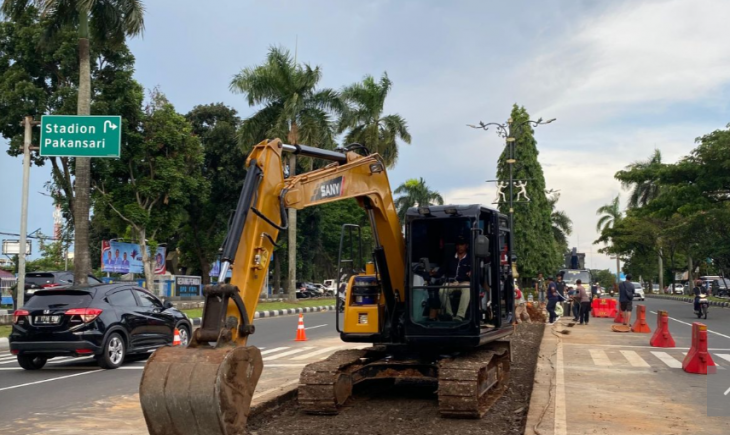 Foto: Kegiatan pembukaan simpang baru di Jalan Tegar Beriman menuju Stadion Pakansari, Cibinong, Kabupaten Bogor, Jawa Barat.