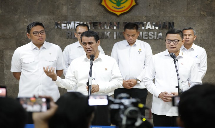 Mentan Amran saat menandatangani MoU bersama Kepala BPOM, Taruna Ikrar di Kanpus Kementan, Jakarta Rabu (26/3/2025). (Foto: Dok. Kementan)