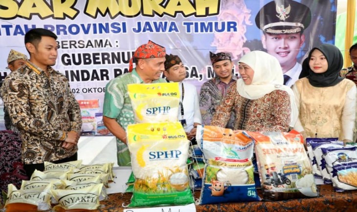 Gubernur Jawa Timur, Khofifah Indar Parawansa, terus berupaya membantu masyarakat dengan menggelar operasi pasar murah dan menyalurkan berbagai bantuan. (Pemprov Jatim)